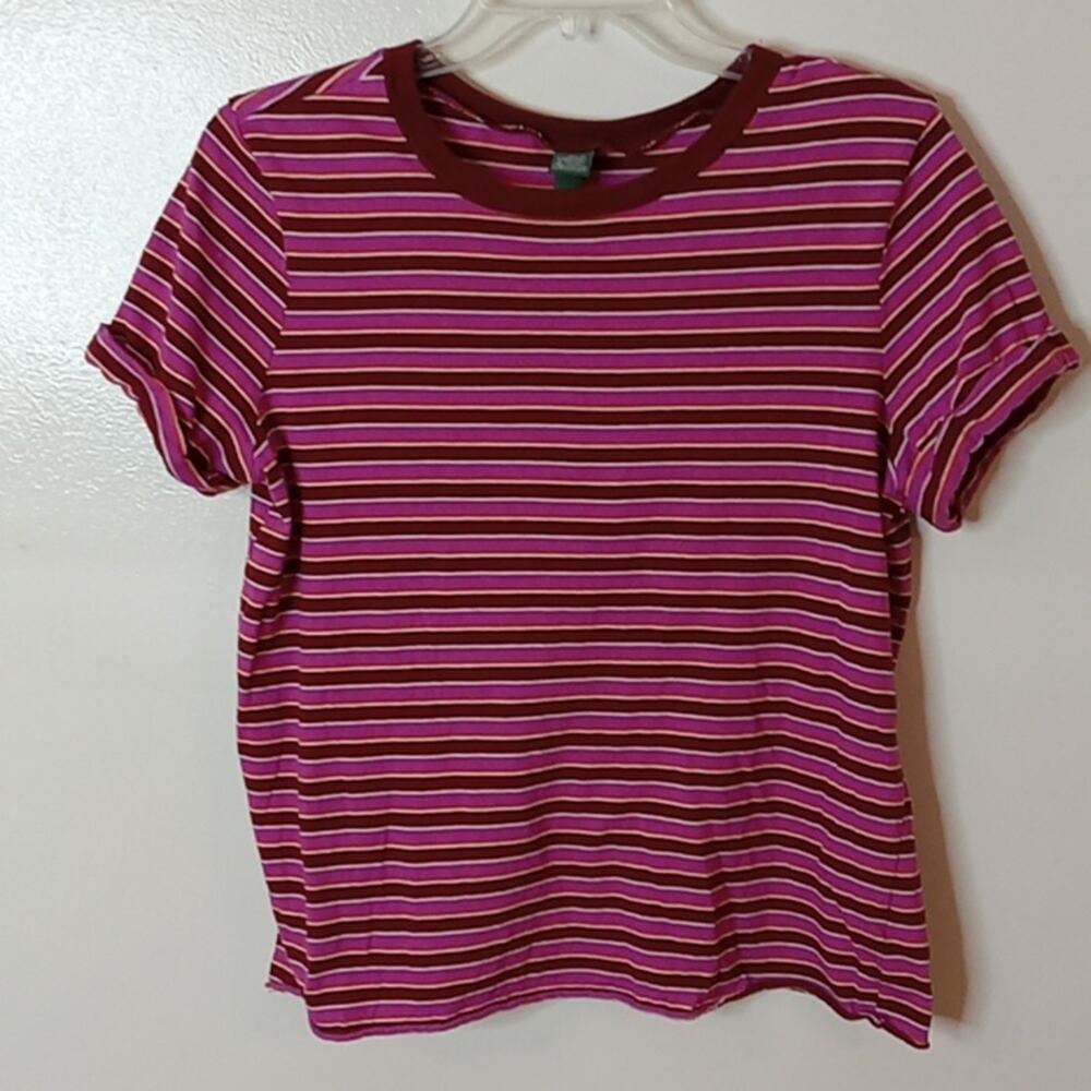 White Fable strip short sleeve knit shirt. MEDIUM
